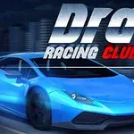 Mașină sport albastră în mișcare, cu text mare „Drag Racing Club” pe fundal urban