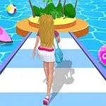 Fată cu păr lung și blond merge pe un pod spre o insulă mică, cu apă albastră și obiecte de plajă în jur