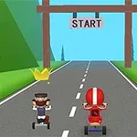 Trei personaje pe triciclete colorate așteptând la linia de start pe un drum asfaltat într-un peisaj cu copaci și cer albastru