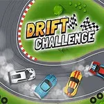 Mașini colorate derapând pe un circuit cu inscripția Drift Challenge și elemente de decor verde și șicane