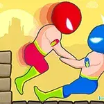 Doi luptători cu măști colorate în mișcare, unul roșu și unul albastru, într-o confruntare pe un fundal galben cu sticle ca obiecte de decor