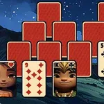 Cărți de joc cu personaje animate plasate pe un fundal de munte sub cerul nopții