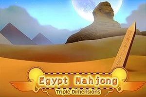 Piramide egiptene și Sfinxul sub un cer albastru cu o lună, având un obelisc în prim-plan și un logo colorat inscripționat Egypt Mahjong Triple Dimensions