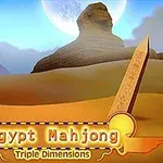 Piramide egiptene și Sfinxul sub un cer albastru cu o lună, având un obelisc în prim-plan și un logo colorat inscripționat Egypt Mahjong Triple Dimensions