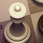 Pioni de șah alb și negru pe o tablă de șah, cu unul dintre pioni având un design neobișnuit cu o coroană zimțată