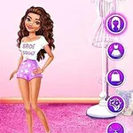 Personaj animat într-o cameră roz, purtând un tricou alb cu text și pantaloni scurți violeți, înconjurat de opțiuni de personalizare și accesorii