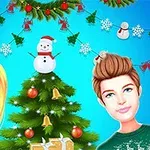 Persoane zâmbitoare lângă un brad de Crăciun decorat, cu ghirlande și oameni de zăpadă pe fundal