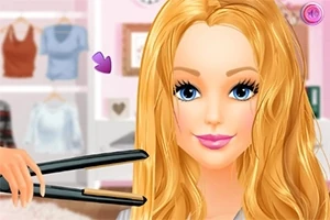 Fată blondă cu ochi albaștri își îndreaptă părul cu o placă de păr într-un salon de coafură