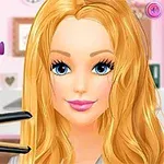 Fată blondă cu ochi albaștri își îndreaptă părul cu o placă de păr într-un salon de coafură