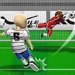 Un fotbalist în echipament alb cu dungi negre și numărul 5 șutează o minge către un portar îmbrăcat în roșu care încearcă să apere