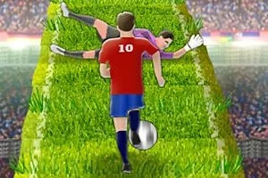 Jucător de fotbal alergând cu mingea pe un teren înclinat, îndreptându-se spre potențială confruntare cu un portar