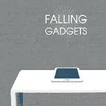 Un dispozitiv pe o masă albă, sub textul FALLING GADGETS pe un fundal gri