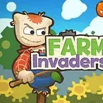 Un sperietoare ține o greblă, înconjurată de flori galbene și nori, cu un dovleac și oi negre în fundal, și textul Farm Invaders în față