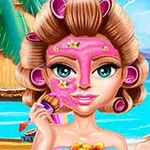 Fată cu păr în bigudiuri aplicând o mască facială roz pe plajă