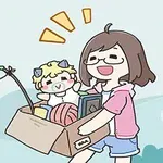 O persoană cu ochelari și păr scurt poartă o cutie cu diverse obiecte, inclusiv o păpușă cu urechi de pisică, iar o pisică este agățată de un balon în zbor