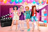 Două prințese Disney drăguțe, Jasmine și Belle, sunt gata să găzduiască