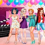 Patru femei stilizate stând împreună într-o cameră decorată cu baloane colorate și luminițe, alături de o placă de filmare și un semn cu textul #SELFIE
