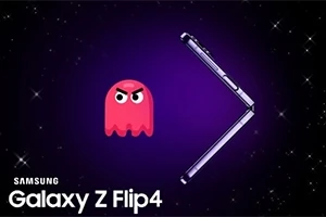 Telefon Samsung Galaxy Z Flip4 pliat în formă de V pe fundal mov, alături de un personaj animat roz cu expresie furioasă