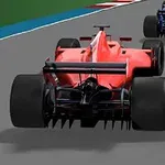 Mașini de curse de Formula 1 pe pistă, cu o mașină roșie în prim-plan și alte mașini colorate în fundal