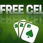 Text alb Free Cell pe fundal verde, cu trei cărți de joc în prim plan, conținând simboluri de pică și numerele 3, 2, A