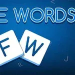 Textul Free Words pe un fundal albastru, cu două plăcuțe albe care afișează literele F și W