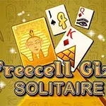 Cărți de joc cu simboluri egiptene și textul Freecell Giza Solitaire pe un fundal decorat cu hieroglife