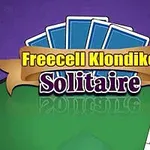 Fundal mov cu cărți de joc albastre și banner text Freecell Klondike Solitaire pe un fundal verde