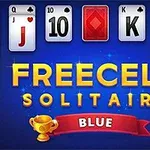 Cărți de joc și textul Freecell Solitaire Blue pe un fundal albastru cu o cupă de aur și o panglică roșie