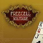 Siglă decorativă cu text stilizat „Freecell Solitaire” pe un fundal auriu, alături de colțurile unor cărți de joc