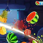 Fructe tăiate în jumătate în aer, inclusiv ananas, pepene verde și rodie, cu un fundal albastru și un contor de scor în colț