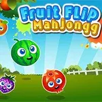 Fructe colorate cu fețe zâmbitoare sunt plasate pe un fundal pastoral sub un cer albastru, cu un coș marcat de o pătură în carouri și titlul Fruit Flip Mahjongg scris deasupra