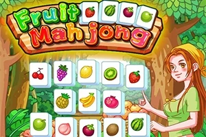 O tânără stă lângă un panou de joc Mahjong cu fructe pe fundalul unei păduri
