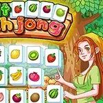 O tânără stă lângă un panou de joc Mahjong cu fructe pe fundalul unei păduri