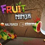 Un personaj animat taie pepeni verzi cu o sabie pe un fundal decorat cu logo-uri și fructe colorate