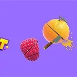 Un fundal mov cu textul Fruit Slice alături de o zmeură și o portocală tăiate cu un cuțit