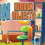 Cameră de zi colorată și dezordonată cu obiecte diverse, cum ar fi un scaun verde, un laptop și cărți, cu text mare FUN HIDDEN OBJECTS