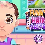 Un băiat cu o expresie tristă și păr rar stând într-un salon de coafură colorat, cu un semn pe care scrie Funny Hair Salon