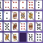 Cărți de joc aranjate în rânduri pe fundal violet, incluzând dame, popi și diverse cărți numerice