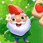 Gnom zâmbitor cu pălărie roșie și barbă albă într-o grădină, alături de trei plăci cu imagini de fructe: căpșună, strugure și pară