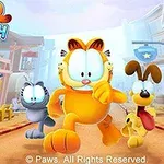 Garfield, un câine și o pisică aleargă pe o stradă animată, într-un oraș cu clădiri colorate și un cactus verde