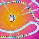 Un șir de bile colorate dispuse pe un traseu curbat, cu o figură animată în centru și un fundal gradient roz-portocaliu