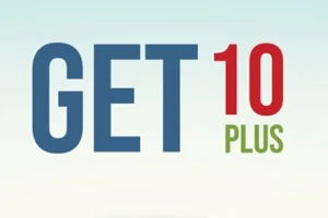 Textul „GET 10 PLUS” pe un fundal deschis, cu „GET” în albastru, „10” în roșu și „PLUS” în verde