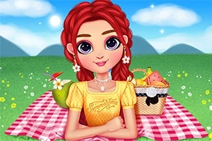 Tânără cu păr roșu și ochi mari se relaxează pe o pătură de picnic, înconjurată de flori și un coș de picnic