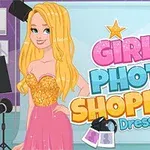 Fată blondă în rochie strălucitoare, înconjurată de decor de studio foto, cu text colorat suprapus