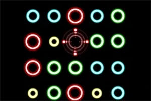 Cercuri colorate dispuse într-un model geometric pe un fundal negru