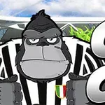 Gorilă animată purtând un tricou sport în dungi albe și negre, cu un stadion în fundal