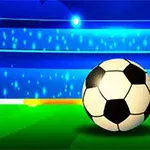 Minge de fotbal mare în prim-plan cu o poartă și o altă minge de fotbal mai mică pe un teren, în fața unui stadion luminat albastru