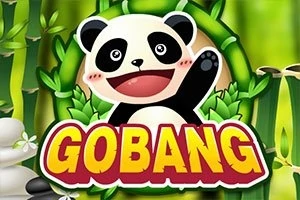 Urs panda vesel cu textul Gobang pe un fundal de bambus verde