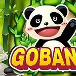 Urs panda vesel cu textul Gobang pe un fundal de bambus verde