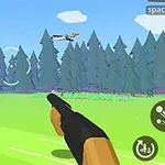 Perspectivă dintr-un joc video cu un peisaj de pădure stilizat, mâna unui personaj ținând o armă și două păsări în zbor